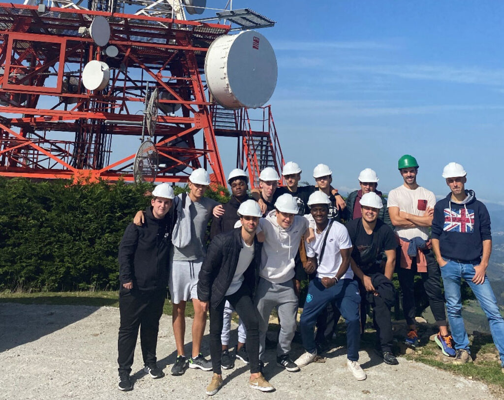 Alumnado y profesorado de las Escuela de Formación Profesional de Iurreta participante en la visita al centro de telecomunicaciones ubicado en el monte Oiz.